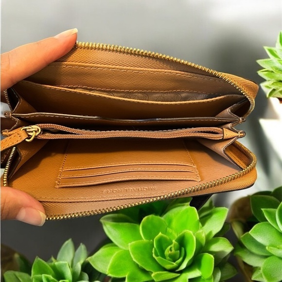 MICHAEL KORS WALLET WRISTLET EUC - Picture 4 of 5